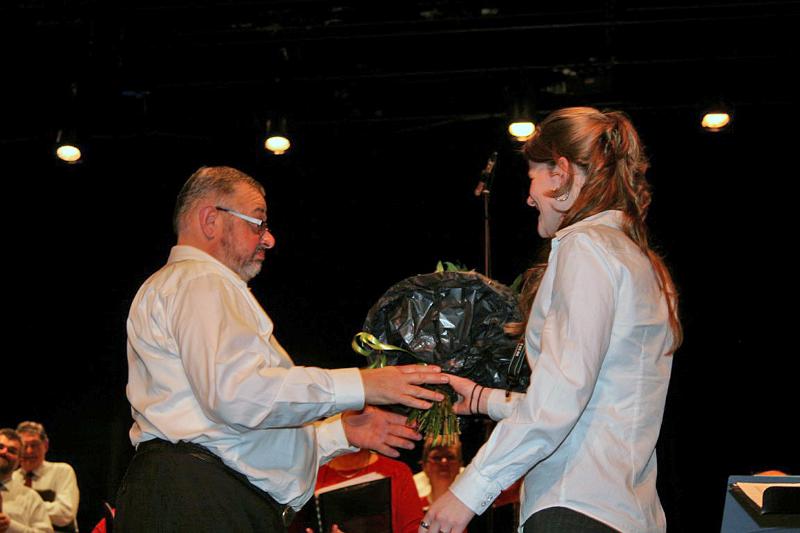 optreden_1002_19.jpg - Julie Vermeersch zet de dirigent in de bloemekens.